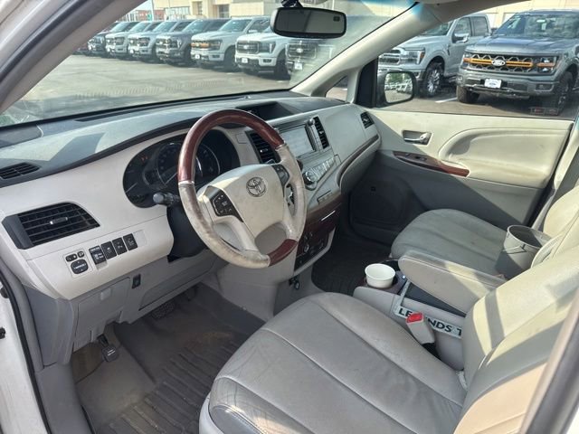 Used 2013 Toyota Sienna Limited w/ Premium Pkg FWD image 10