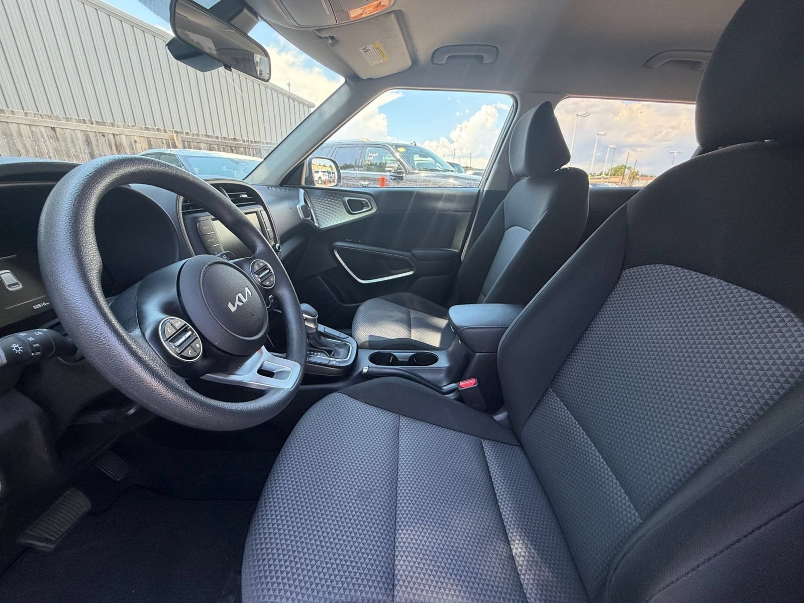 Used 2025 Kia Soul LX w/ LX Technology Package FWD image 24
