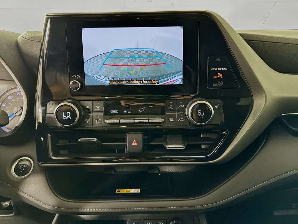 Used 2024 Toyota Highlander XLE FWD image 13