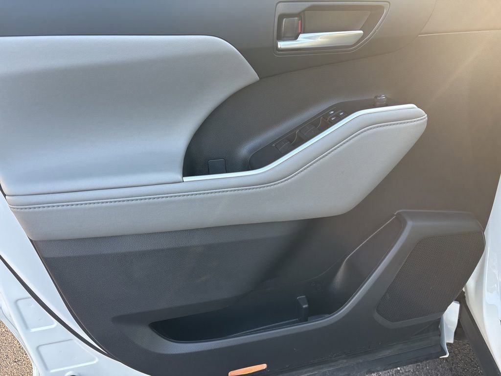 Used 2023 Toyota Highlander XLE image 12