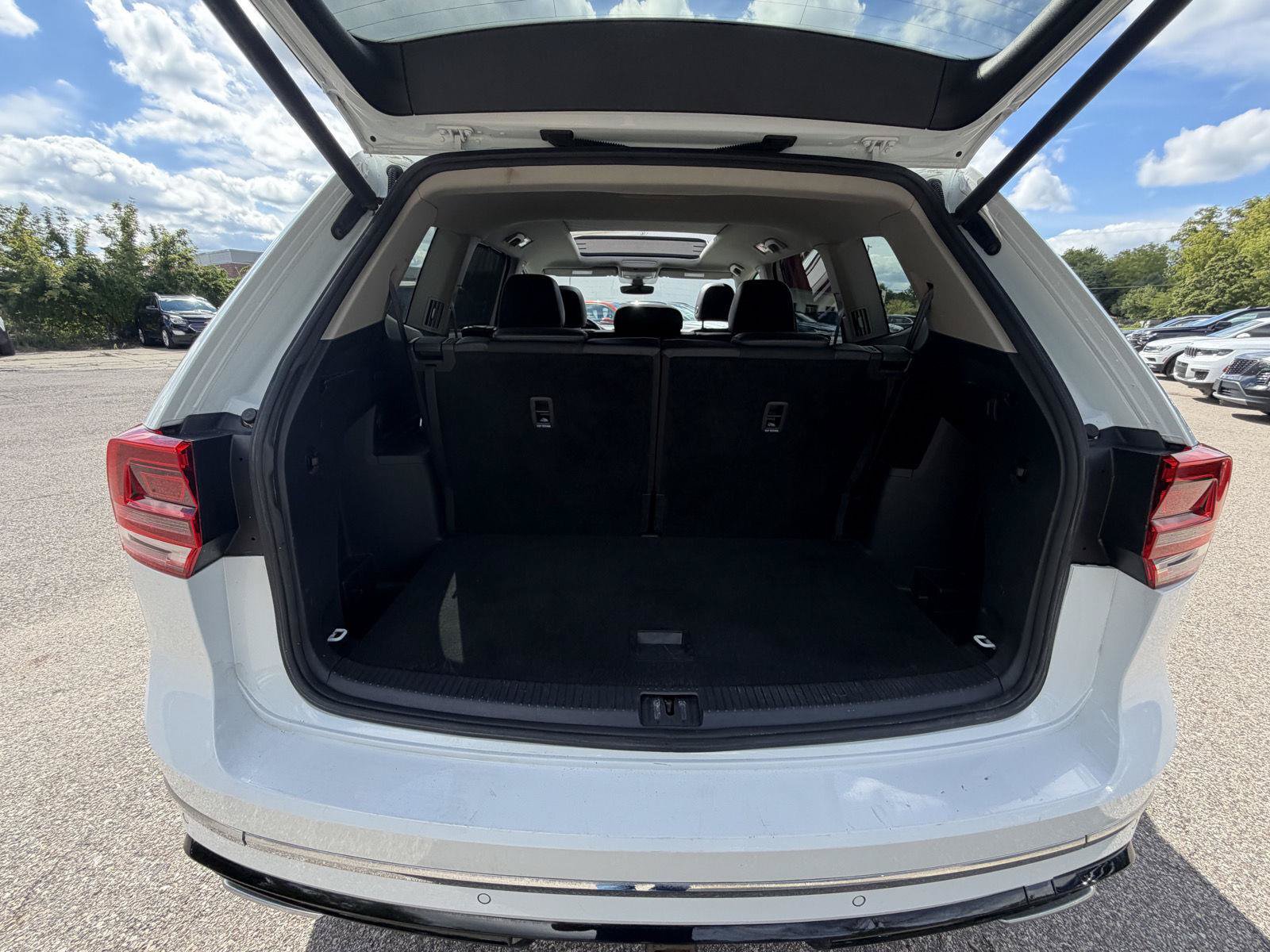 Used 2018 Volkswagen Atlas SEL w/ R-Line Package AWD/4WD image 31