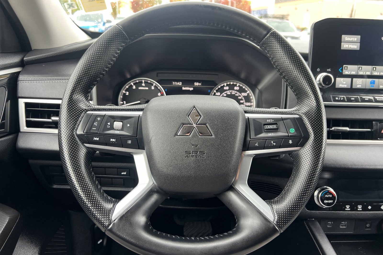 Used 2024 Mitsubishi Outlander SE image 25