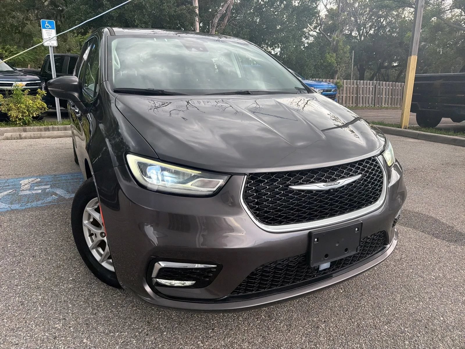 Used 2023 Chrysler Pacifica Touring-L FWD image 5