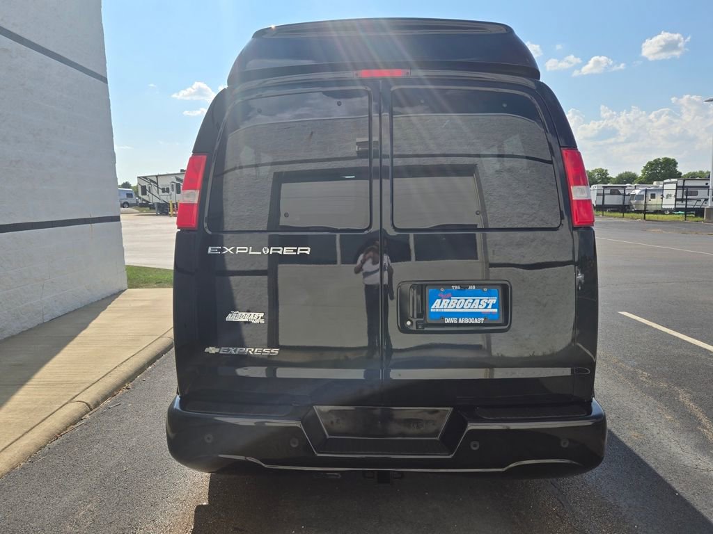 Used 2022 Chevrolet Express 2500 Extended w/ Enhanced Convenience Package image 4