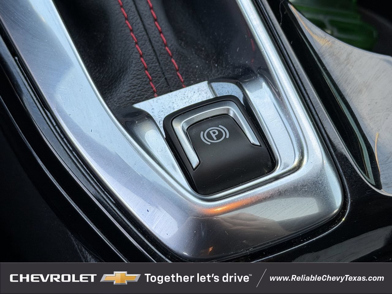 Used 2025 Chevrolet Trax RS w/ Sunroof Package FWD image 18