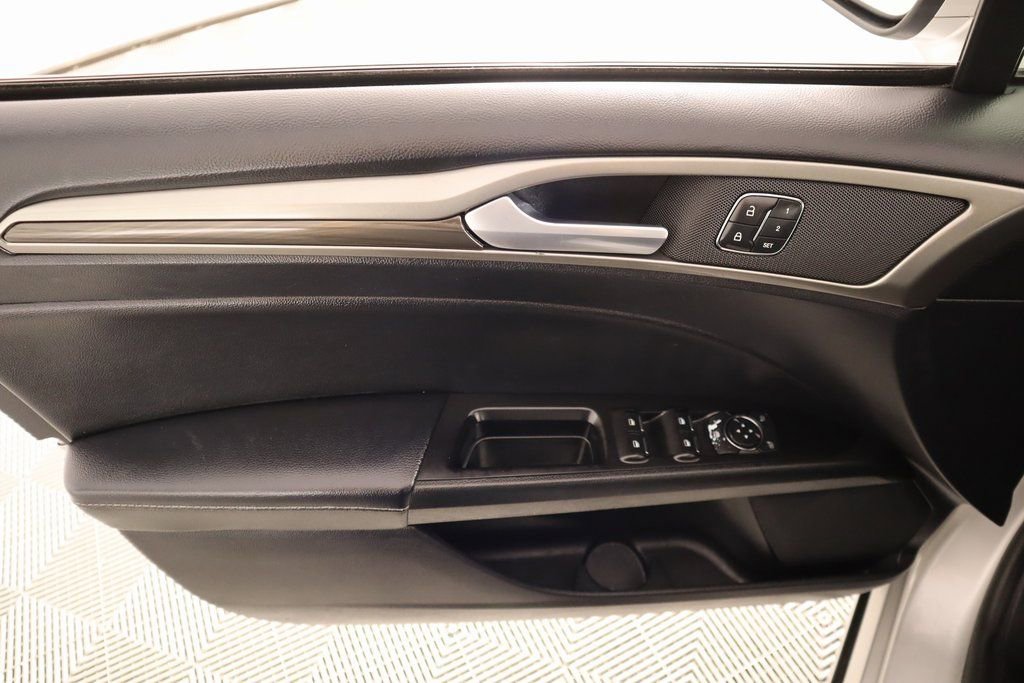Used 2019 Ford Fusion SEL image 16