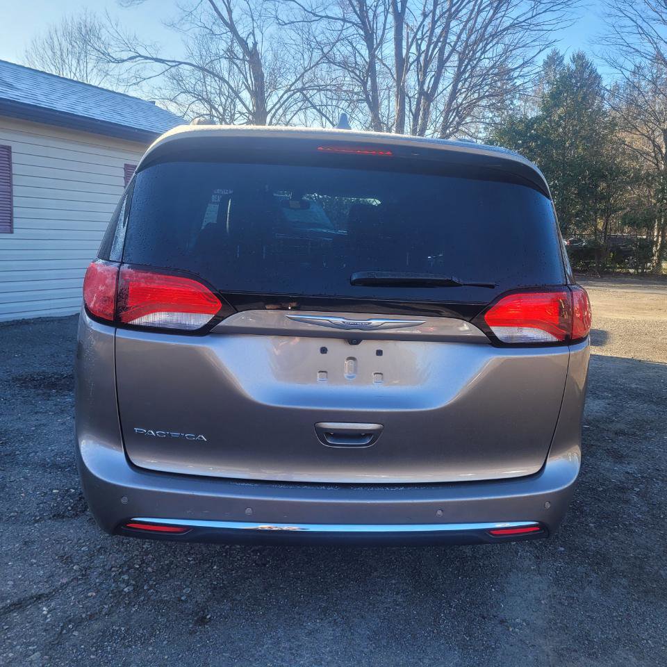 Used 2017 Chrysler Pacifica Touring-L w/ Tire & Wheel Group image 7