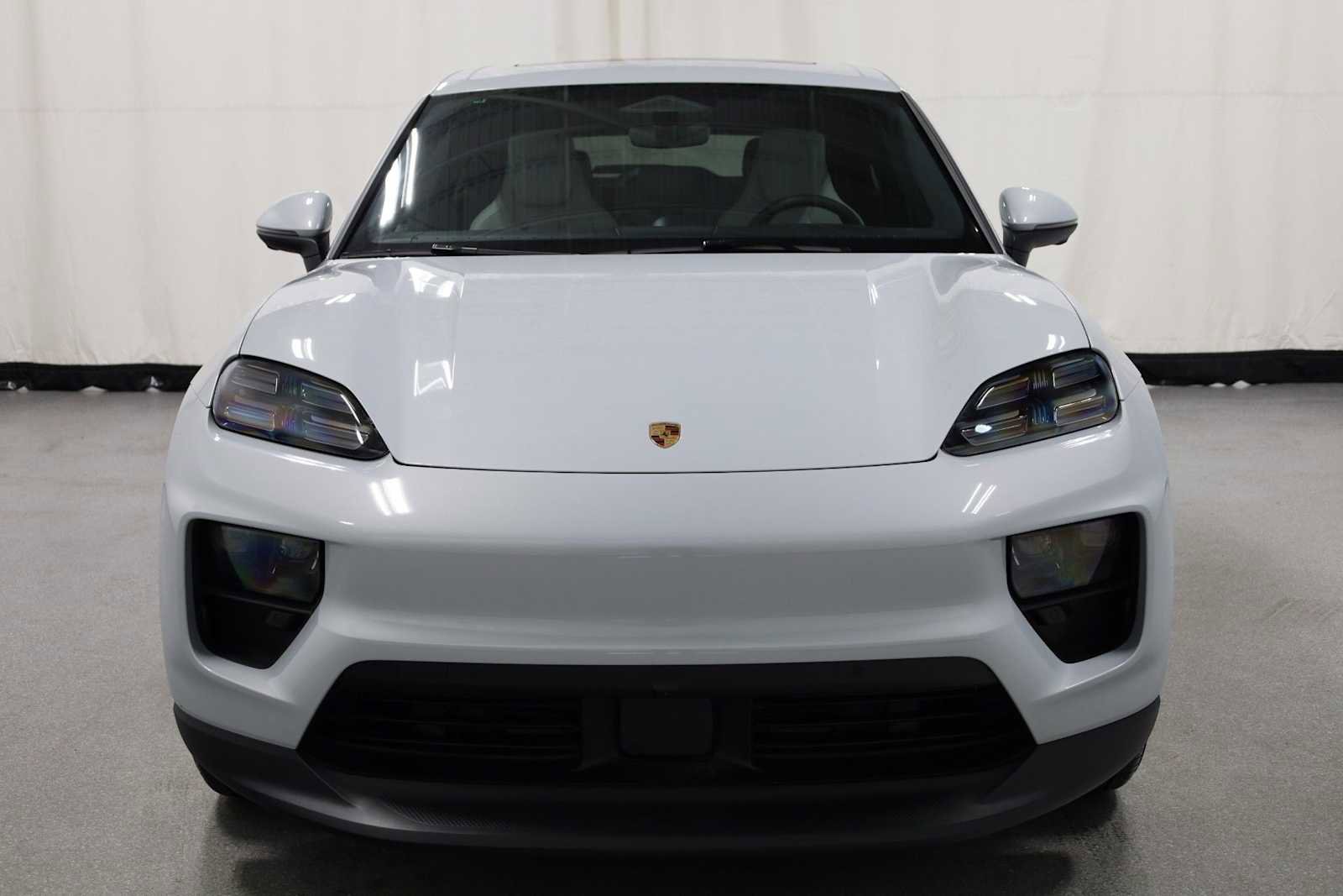 Certified 2025 Porsche Macan Electric image 14