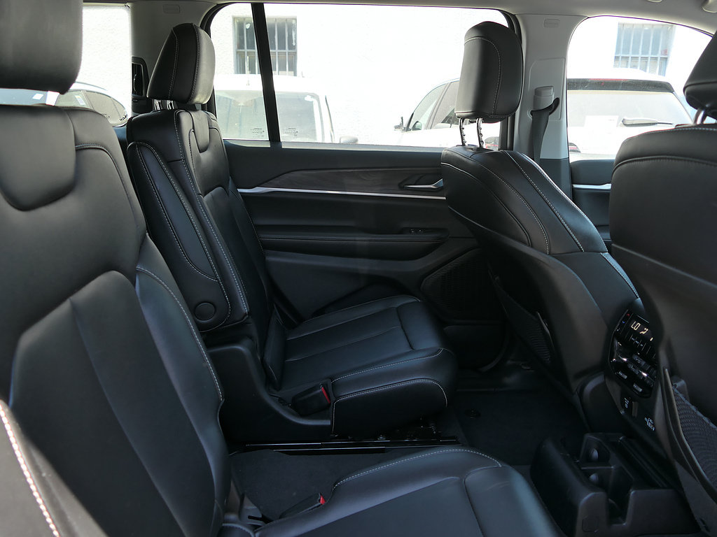 Used 2023 Jeep Grand Cherokee L Limited AWD/4WD image 23