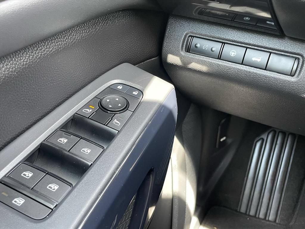 Used 2025 Nissan Pathfinder SV FWD image 15