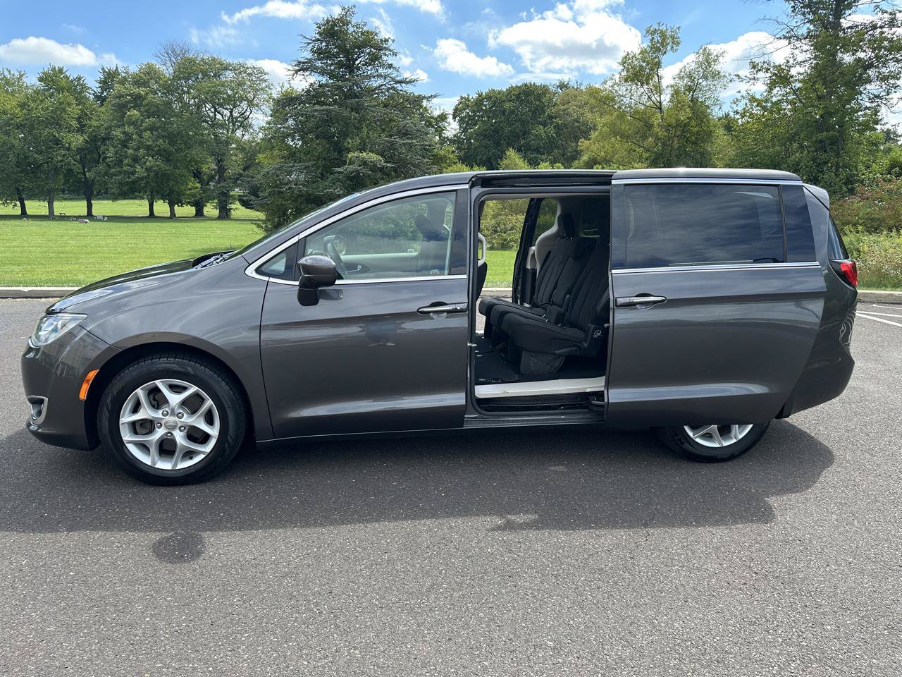Used 2018 Chrysler Pacifica Touring Plus w/ Tire & Wheel Group FWD image 13