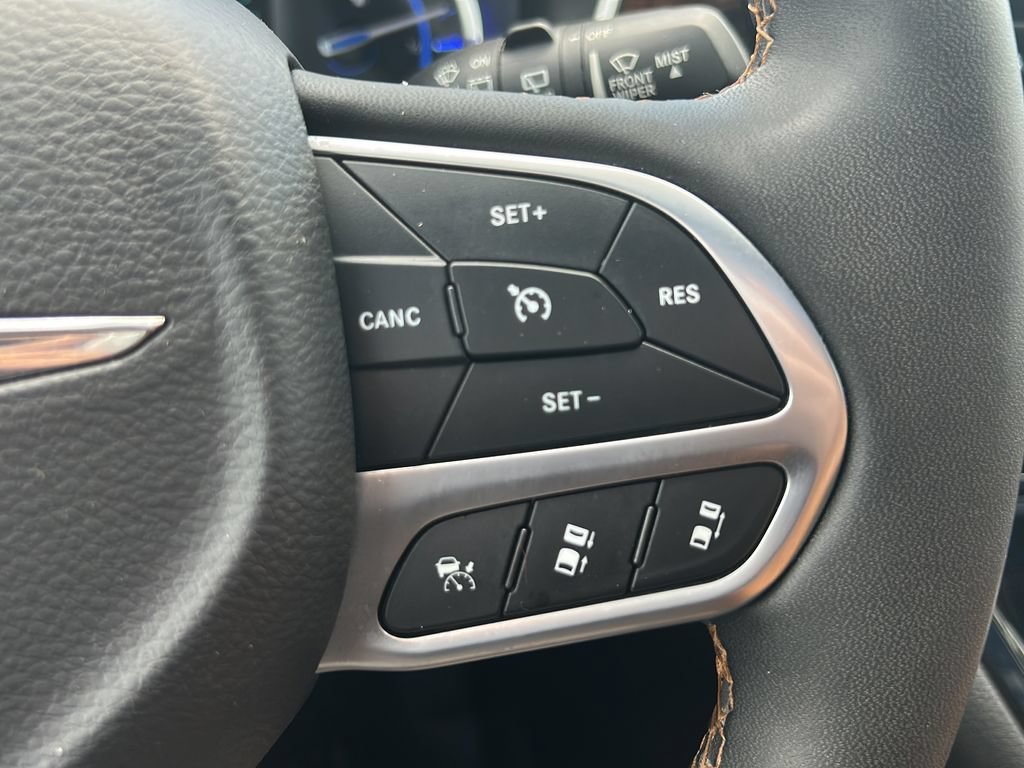 Used 2023 Chrysler Pacifica Pinnacle FWD image 21