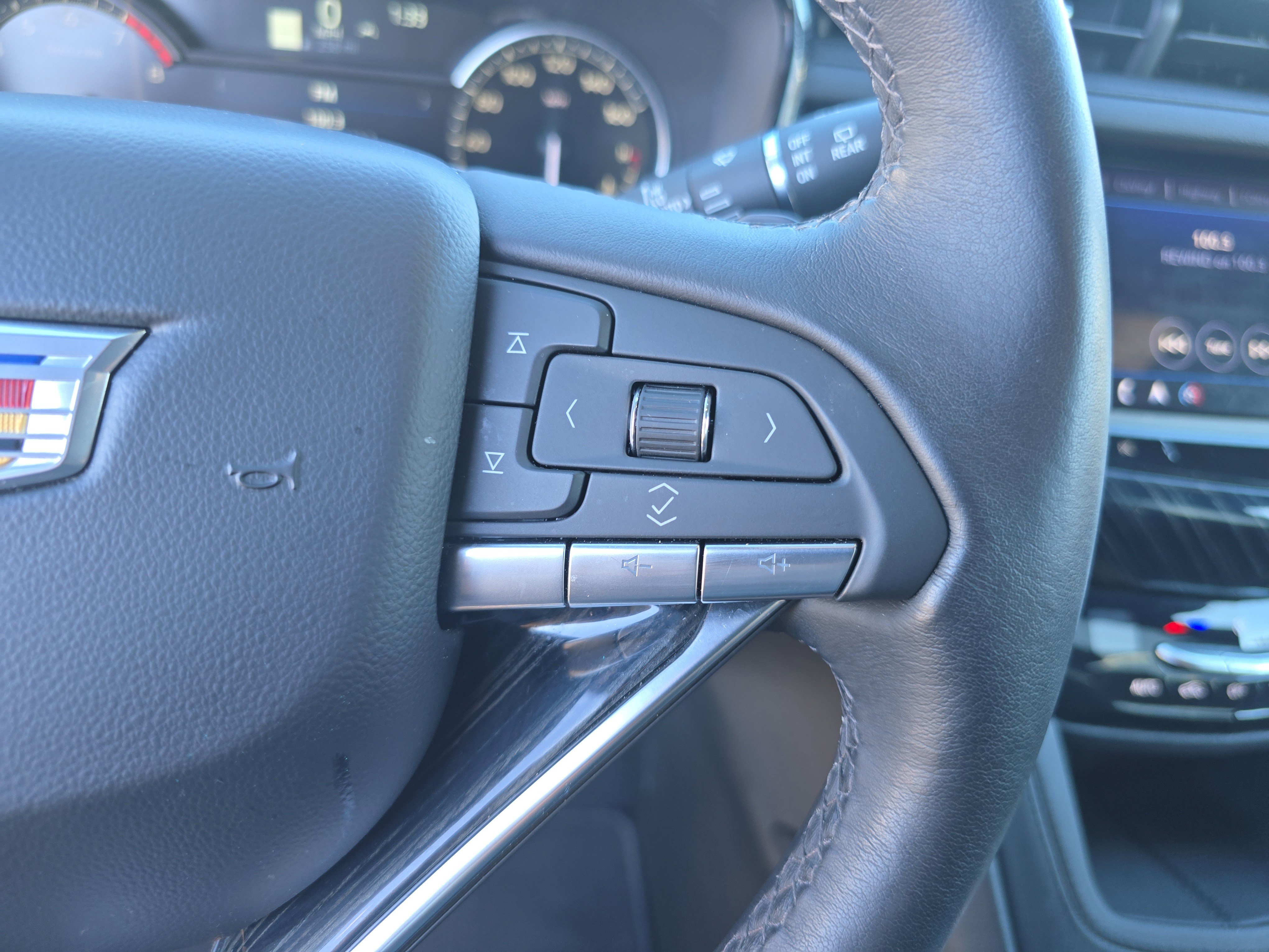 Used 2025 Cadillac XT6 Premium Luxury image 32