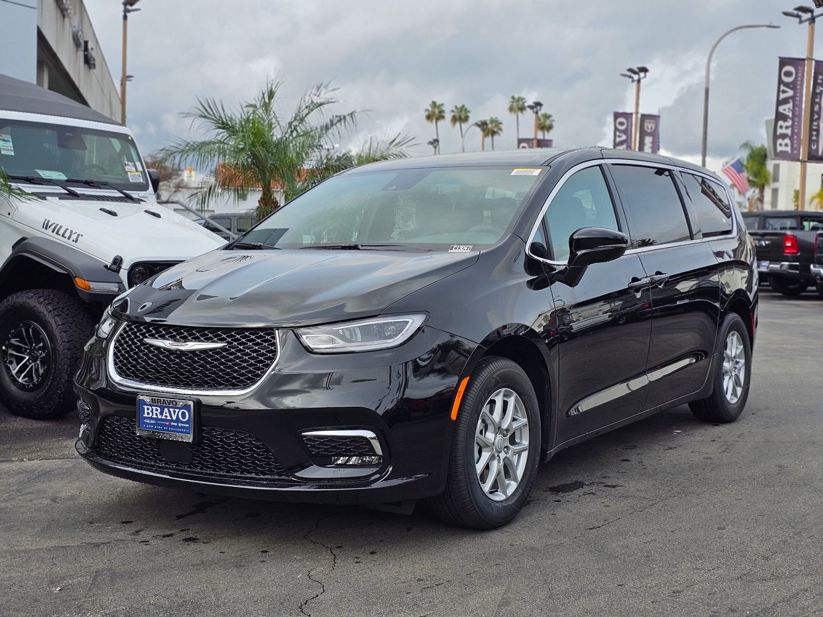 New 2026 Chrysler Pacifica Select image 3