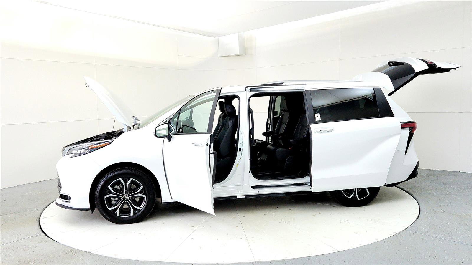Used 2026 Toyota Sienna Platinum image 10