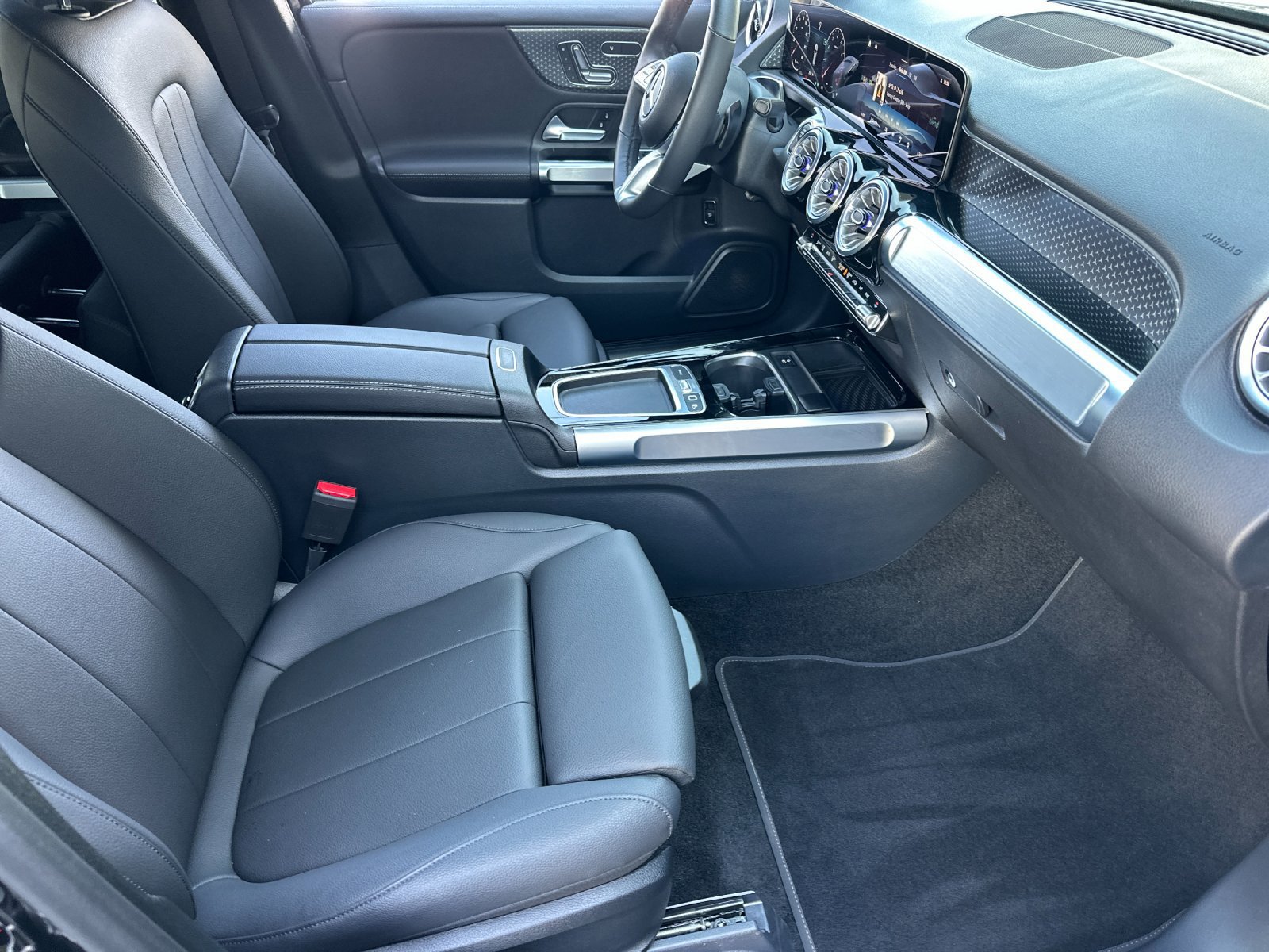 Used 2025 Mercedes-Benz GLB 250 4MATIC image 16