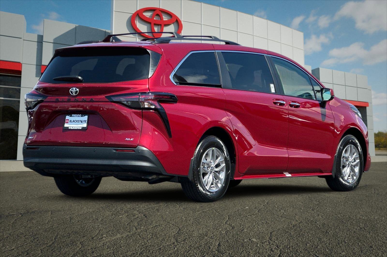 Certified 2026 Toyota Sienna XLE FWD image 3