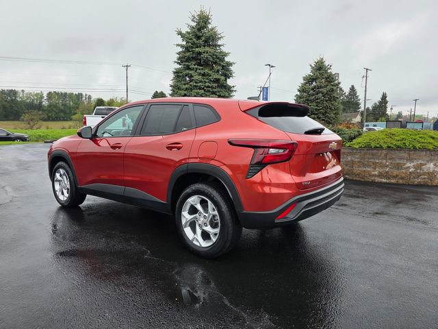 Used 2024 Chevrolet Trax LS w/ LS Convenience Package FWD image 2