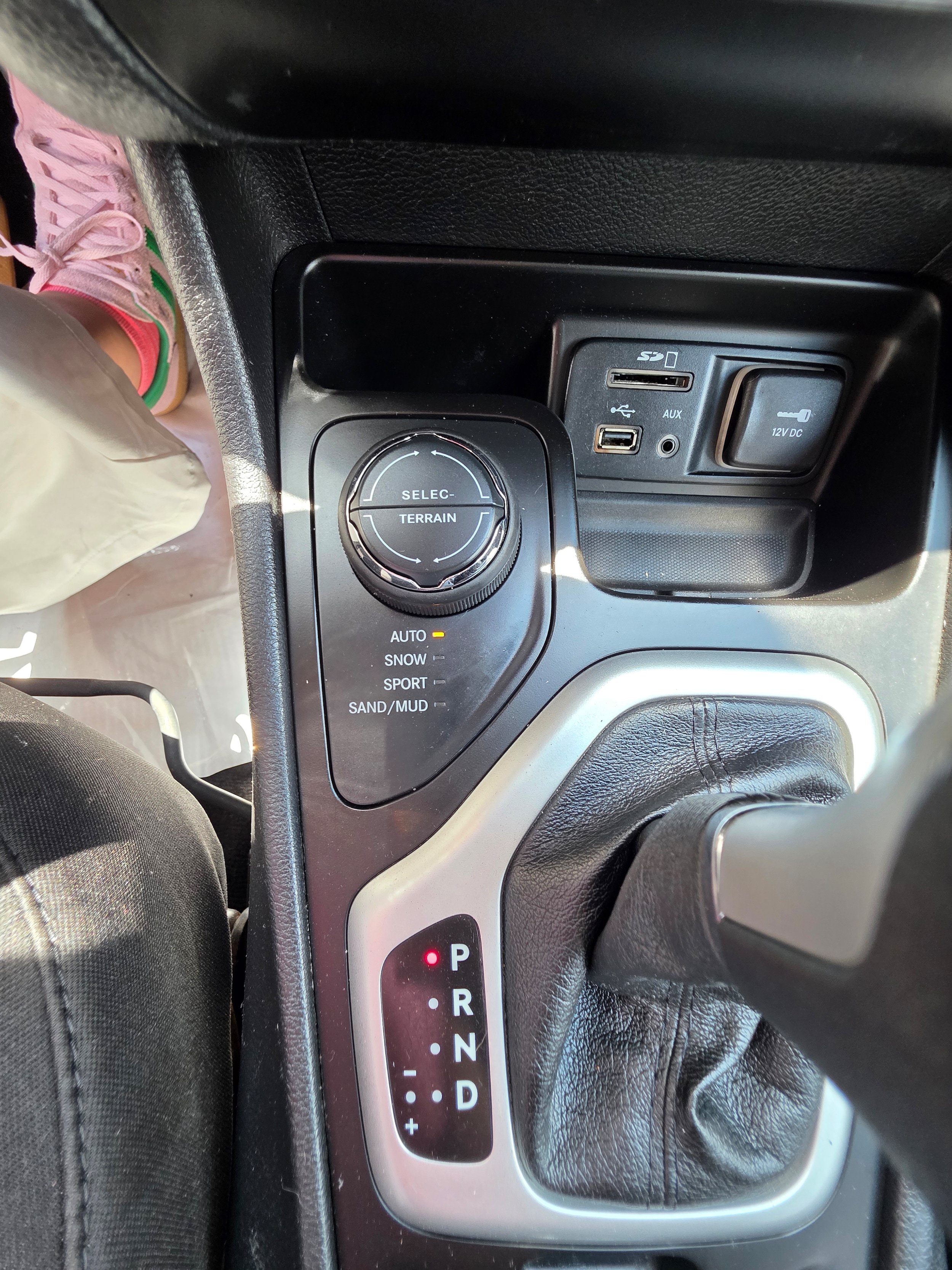 Used 2014 Jeep Cherokee Latitude w/ Cold Weather Group AWD/4WD image 12