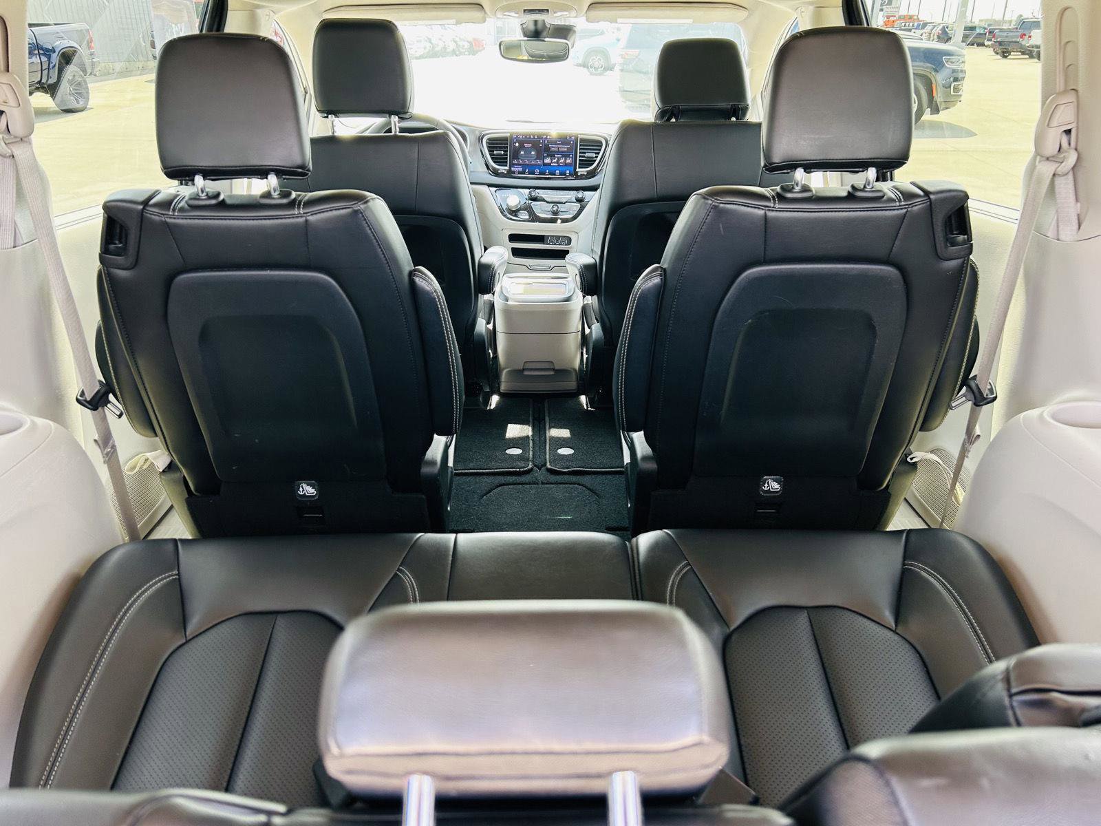 Used 2023 Chrysler Pacifica Touring-L image 29