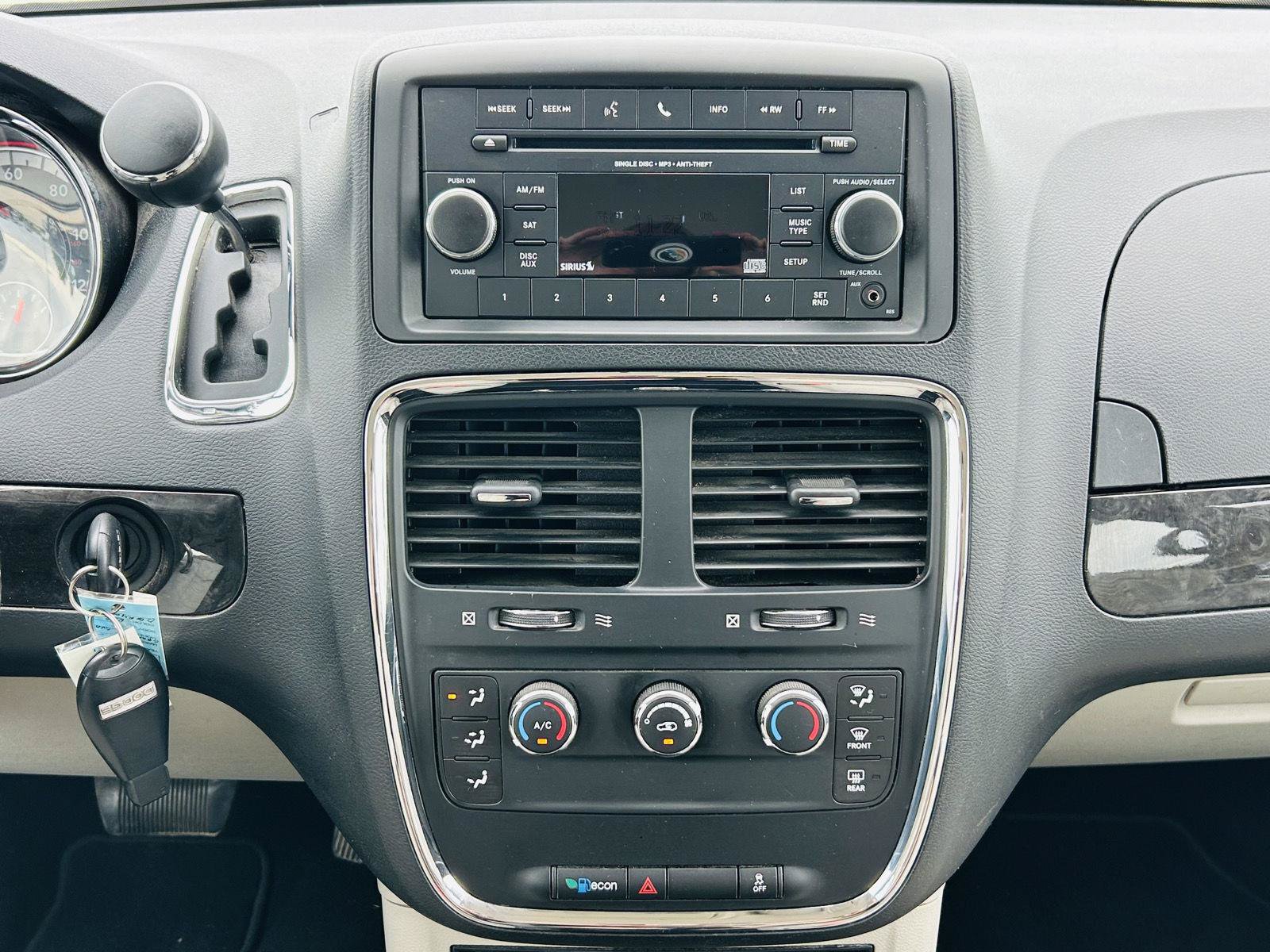 Used 2016 Dodge Grand Caravan American Value Package w/ UConnect Hands-Free Group FWD image 12