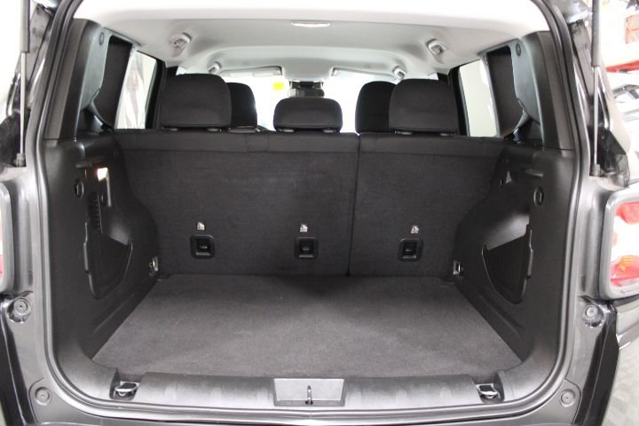 Used 2023 Jeep Renegade Latitude image 12