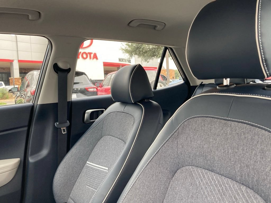 Used 2025 Hyundai Venue Limited FWD image 10