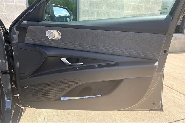 New 2025 Hyundai Elantra Limited image 29