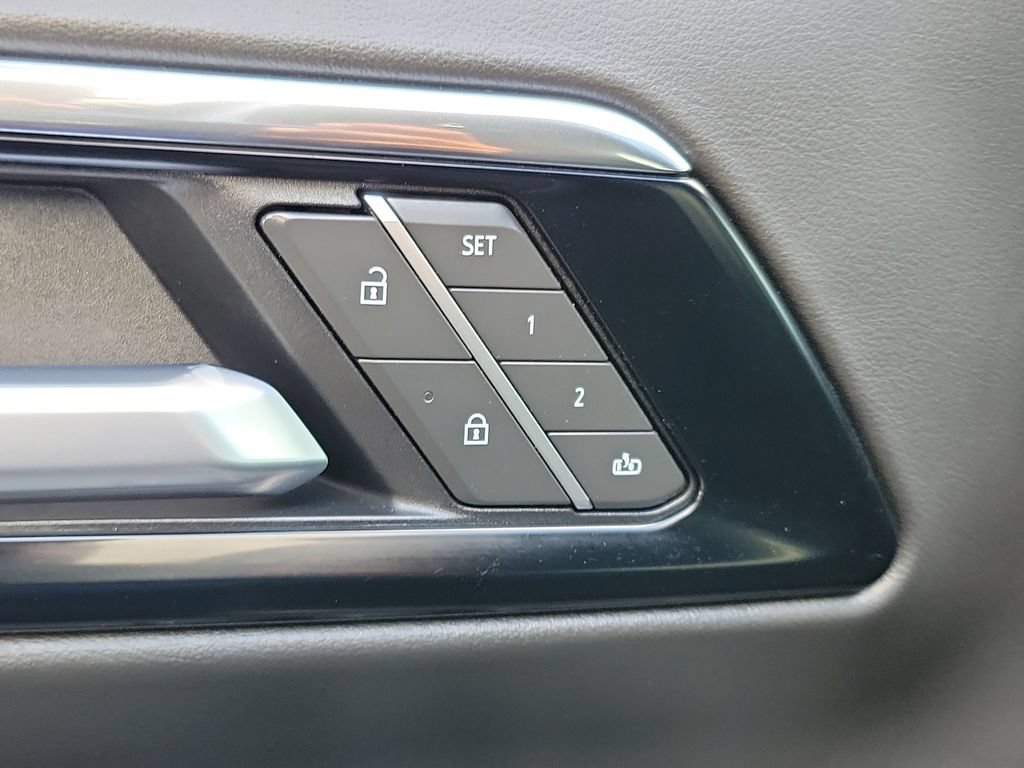 Used 2026 Chevrolet Suburban LT RWD image 16