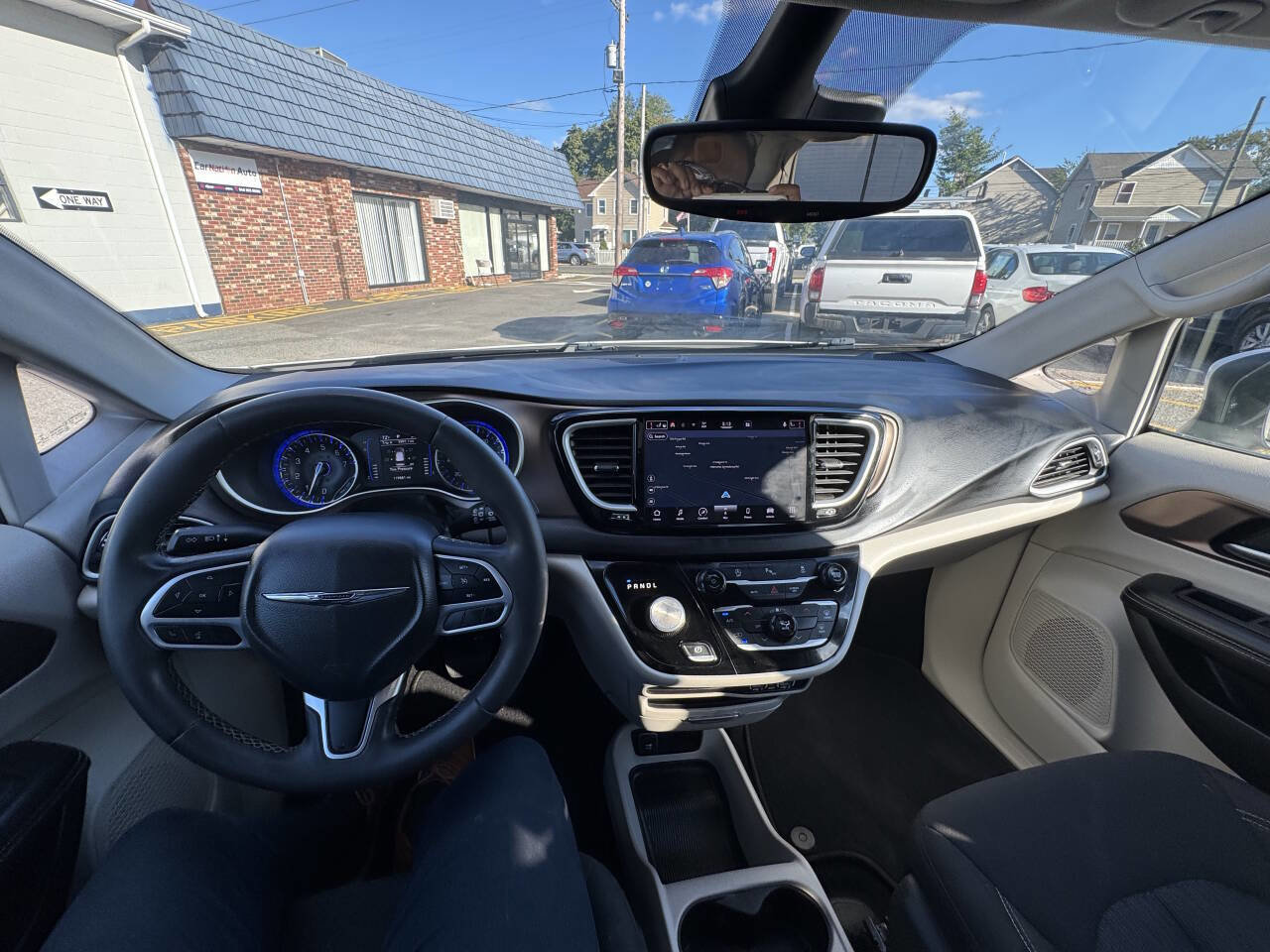 Used 2022 Chrysler Voyager LX image 64