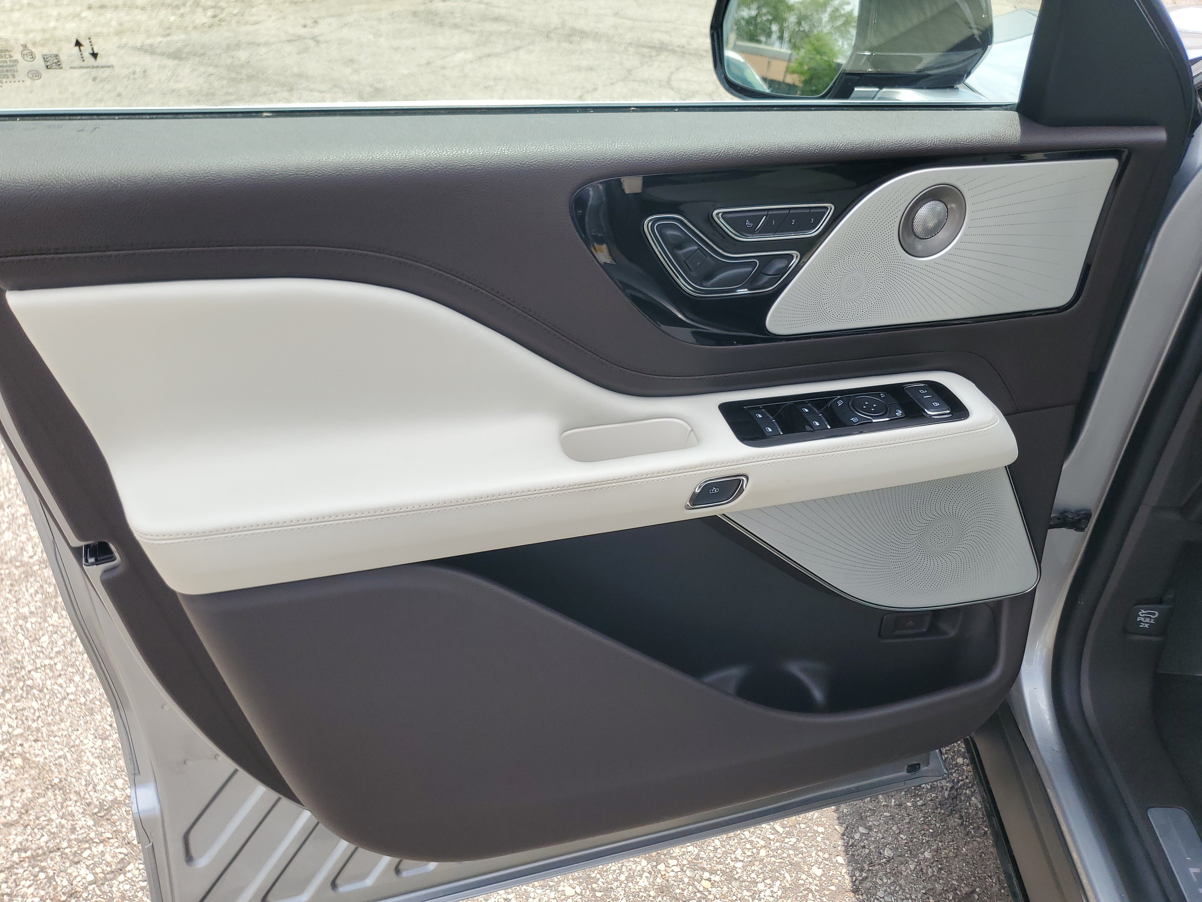 Certified 2024 Lincoln Aviator Black Label w/ Class IV Trailer Tow Package AWD/4WD image 10