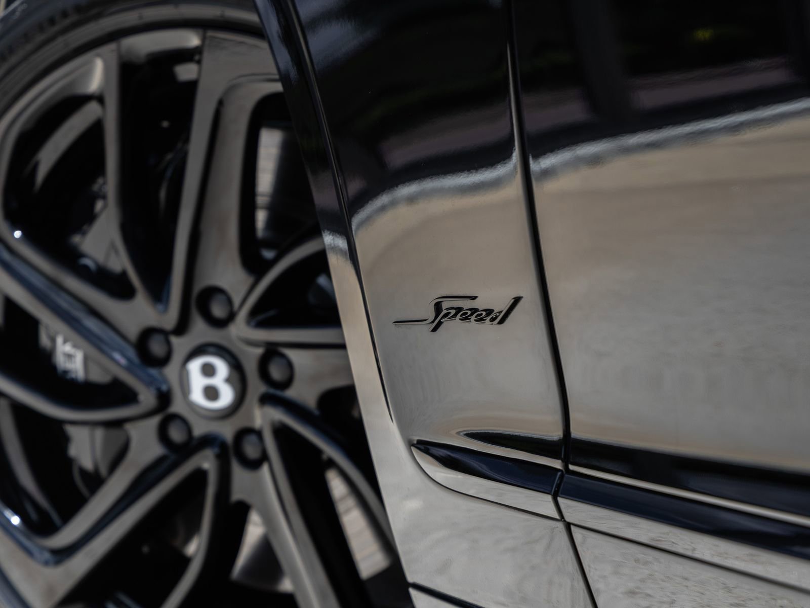 Used 2025 Bentley Flying Spur Plug-In Hybrid AWD/4WD image 13