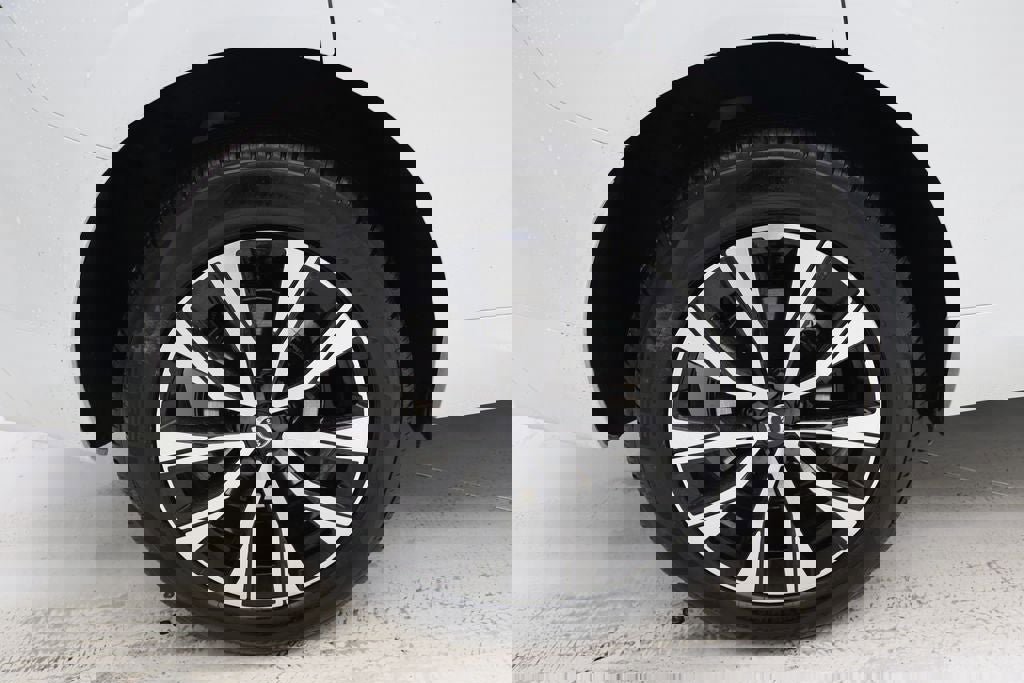 Used 2025 Volvo XC60 B5 Core image 10