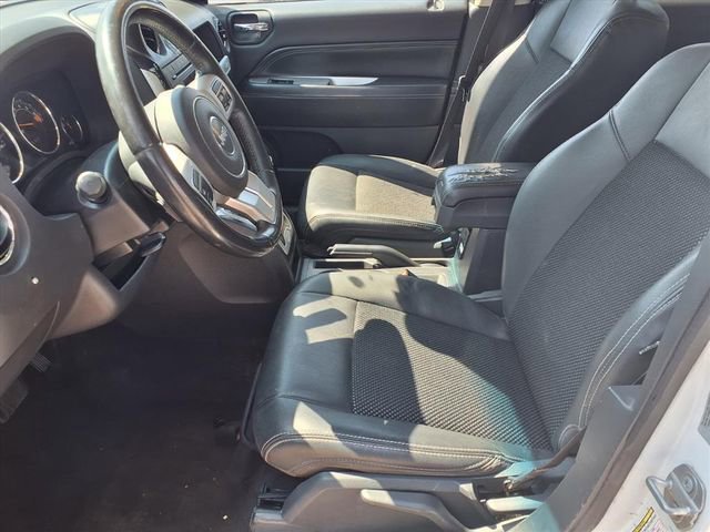 Used 2017 Jeep Compass Latitude FWD image 12