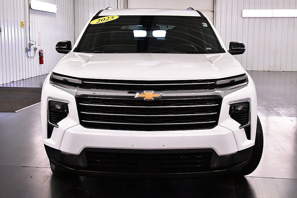 Used 2025 Chevrolet Traverse LT image 2