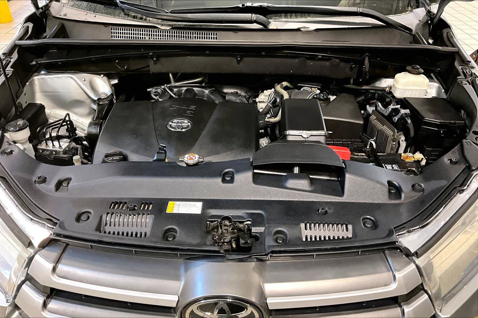 Used 2019 Toyota Highlander LE AWD/4WD image 29