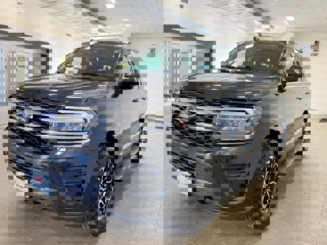 Used 2023 Ford Expedition Max XLT image 4