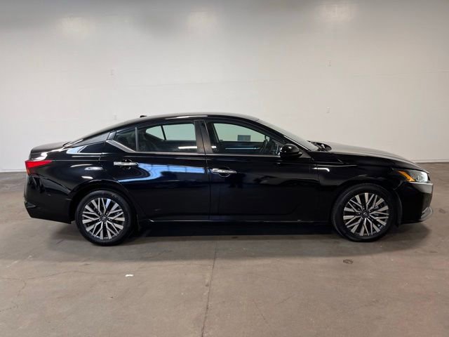 Used 2023 Nissan Altima 2.5 SV image 2