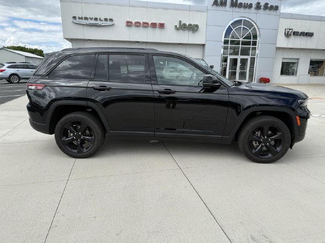 Used 2024 Jeep Grand Cherokee Altitude AWD/4WD image 9