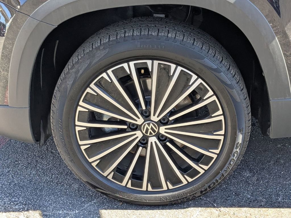 Used 2025 Volkswagen Taos SE image 27
