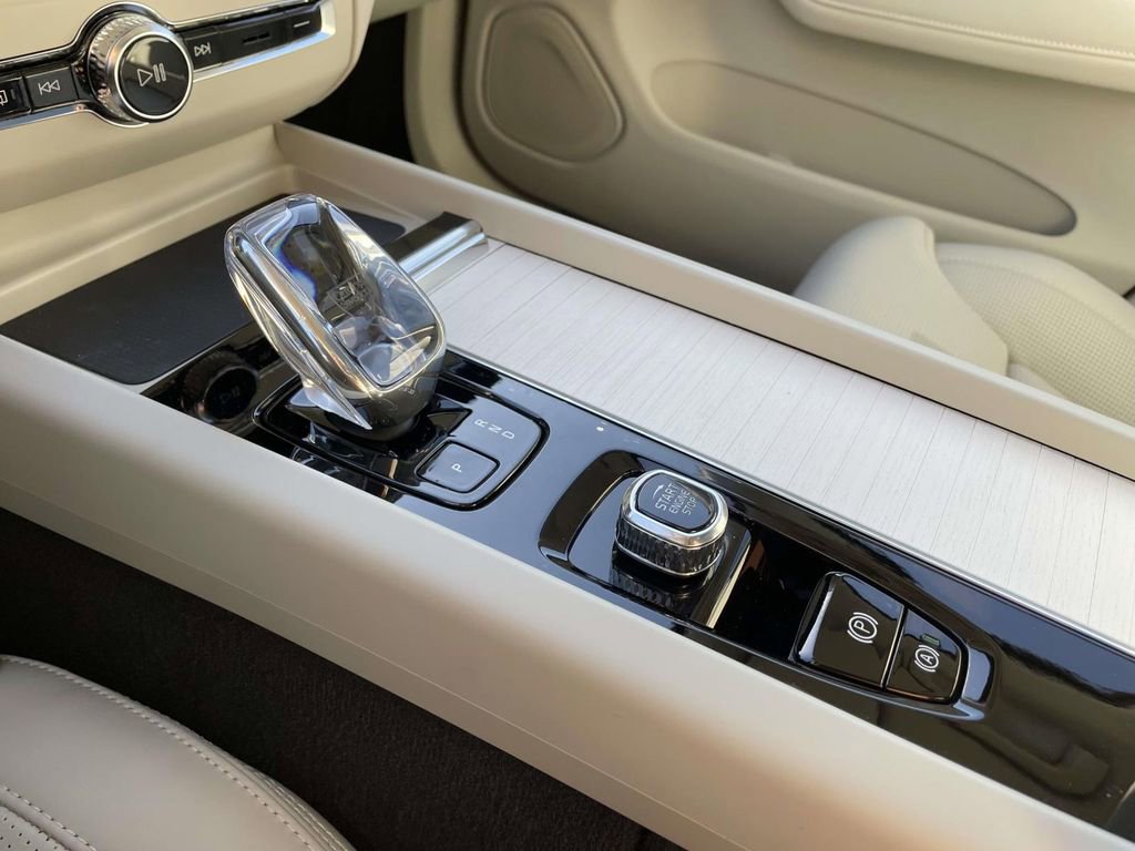 New 2026 Volvo XC60 B5 Ultra w/ Protection Package Premier image 18