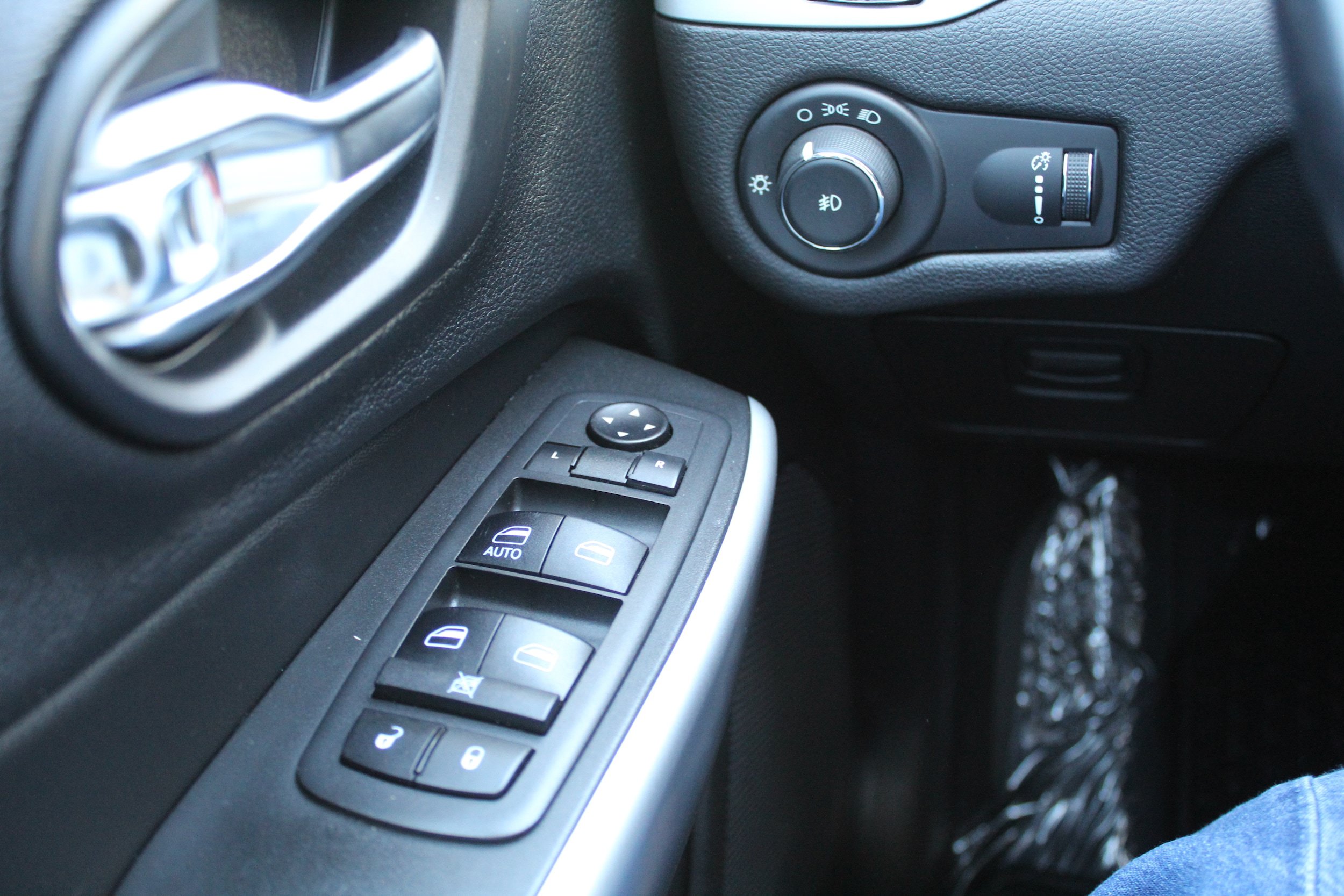 Used 2019 Jeep Cherokee Sport AWD/4WD image 30