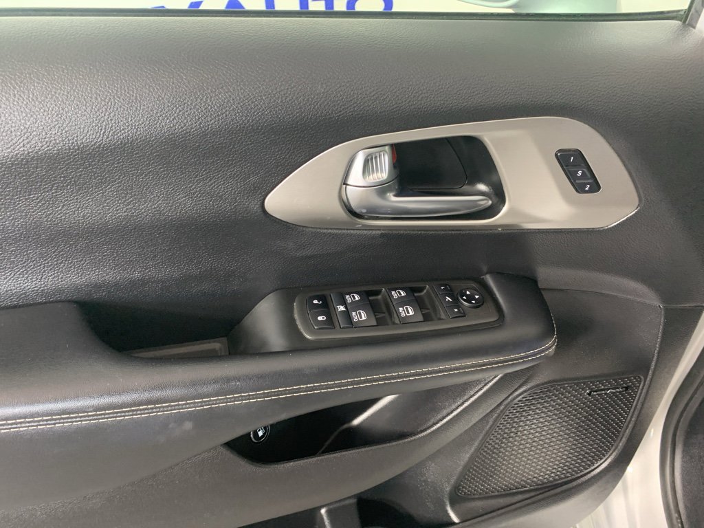 Used 2022 Chrysler Pacifica Limited w/ Uconnect Theater Family Group image 15