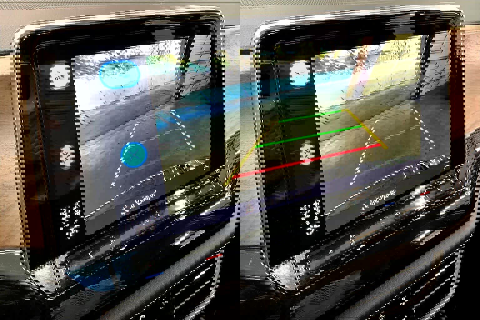 Used 2025 Volkswagen Atlas SE image 24