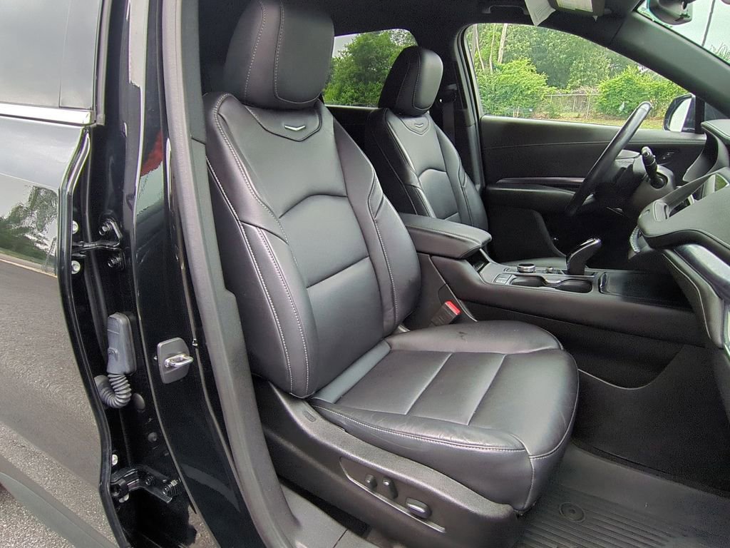 Used 2023 Cadillac XT4 Luxury w/ Cold Weather Package FWD image 24