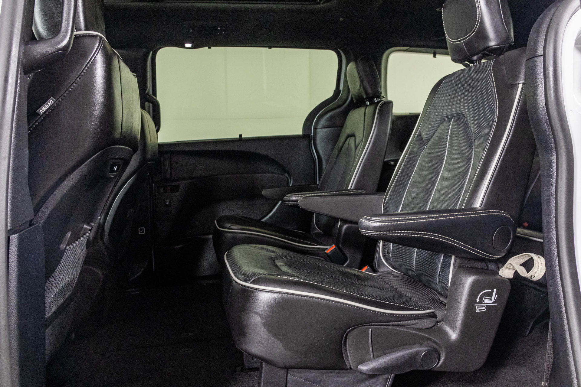 Used 2025 Chrysler Pacifica Limited FWD image 39