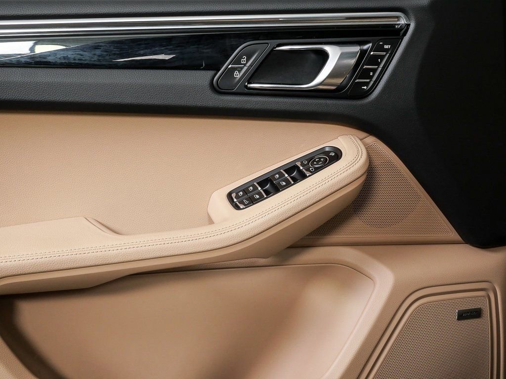 Certified 2025 Porsche Macan image 6