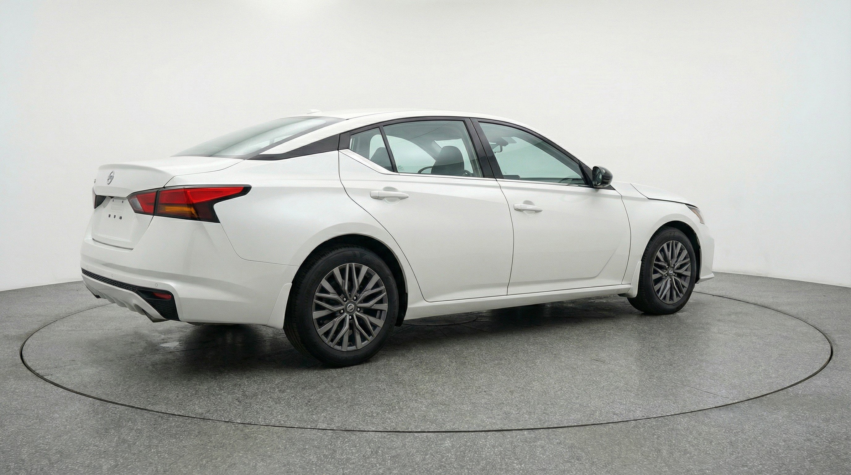 Used 2025 Nissan Altima 2.5 SV image 9