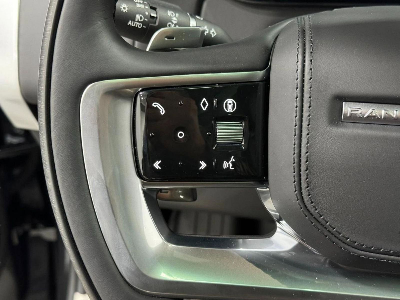 New 2026 Land Rover Range Rover Long Wheelbase SE image 30