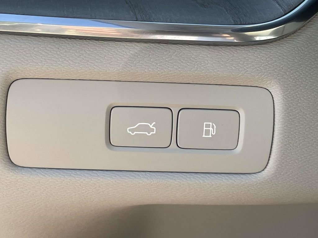 Used 2023 Volvo XC60 T8 Ultimate w/ Protection Package Premier image 21
